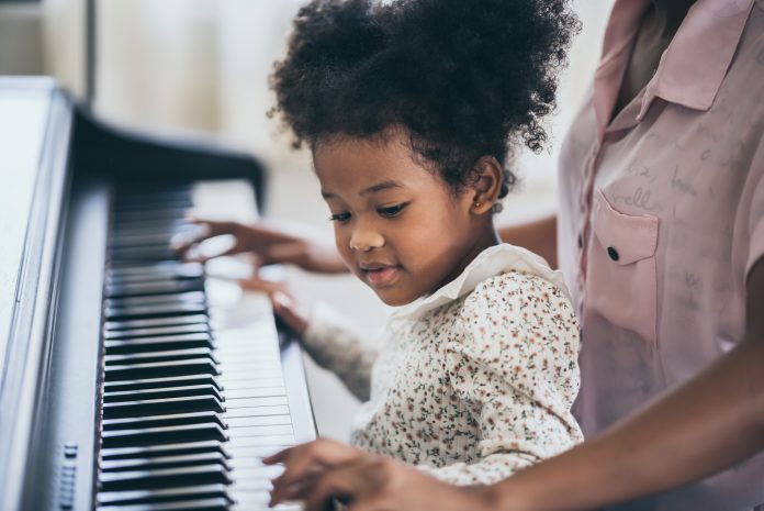 Pourquoi prendre des cours de piano pour la motricité de votre enfant ?