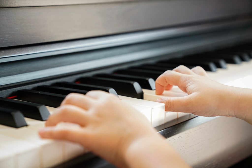 Quels sont les bienfaits des cours de piano pour un enfant ?